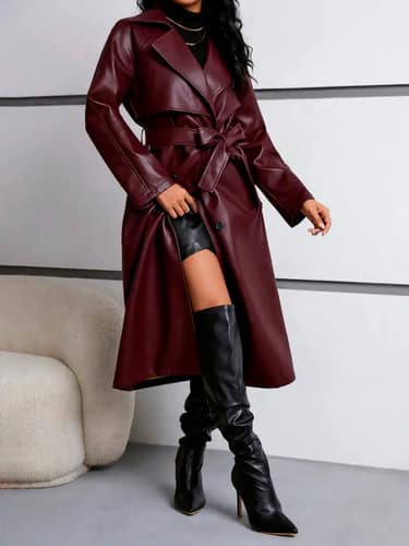 Detalle de gabardina bordo de cuero sintético