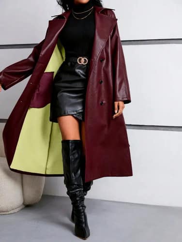 Detalle de gabardina bordo de cuero sintético