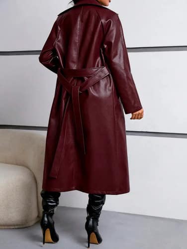 Detalle de gabardina bordo de cuero sintético