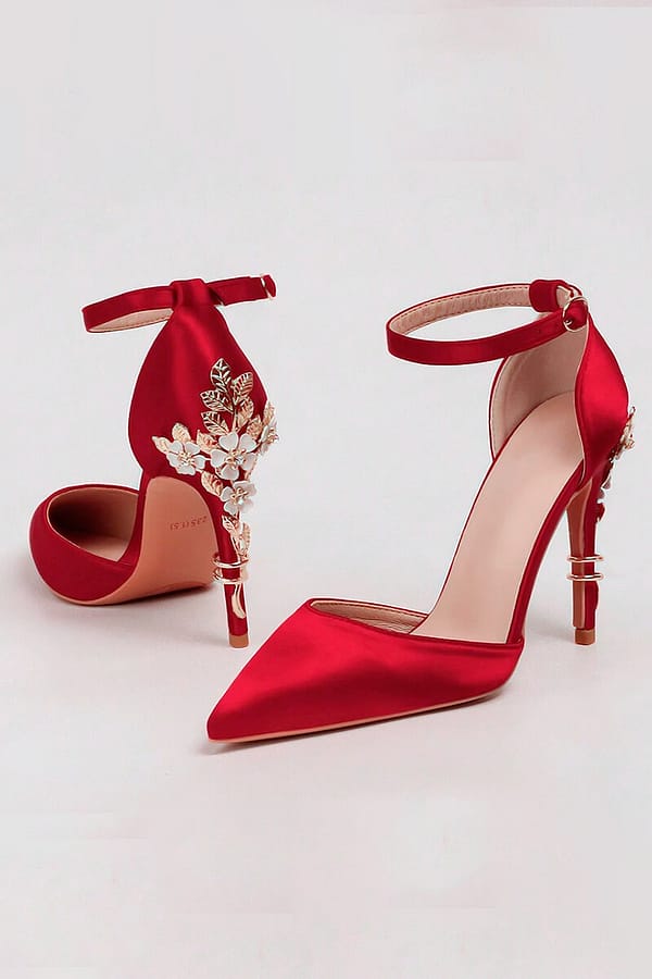 Stielettos sandalias elegantes con decoración de rosas en dorado Talles 35 al 40