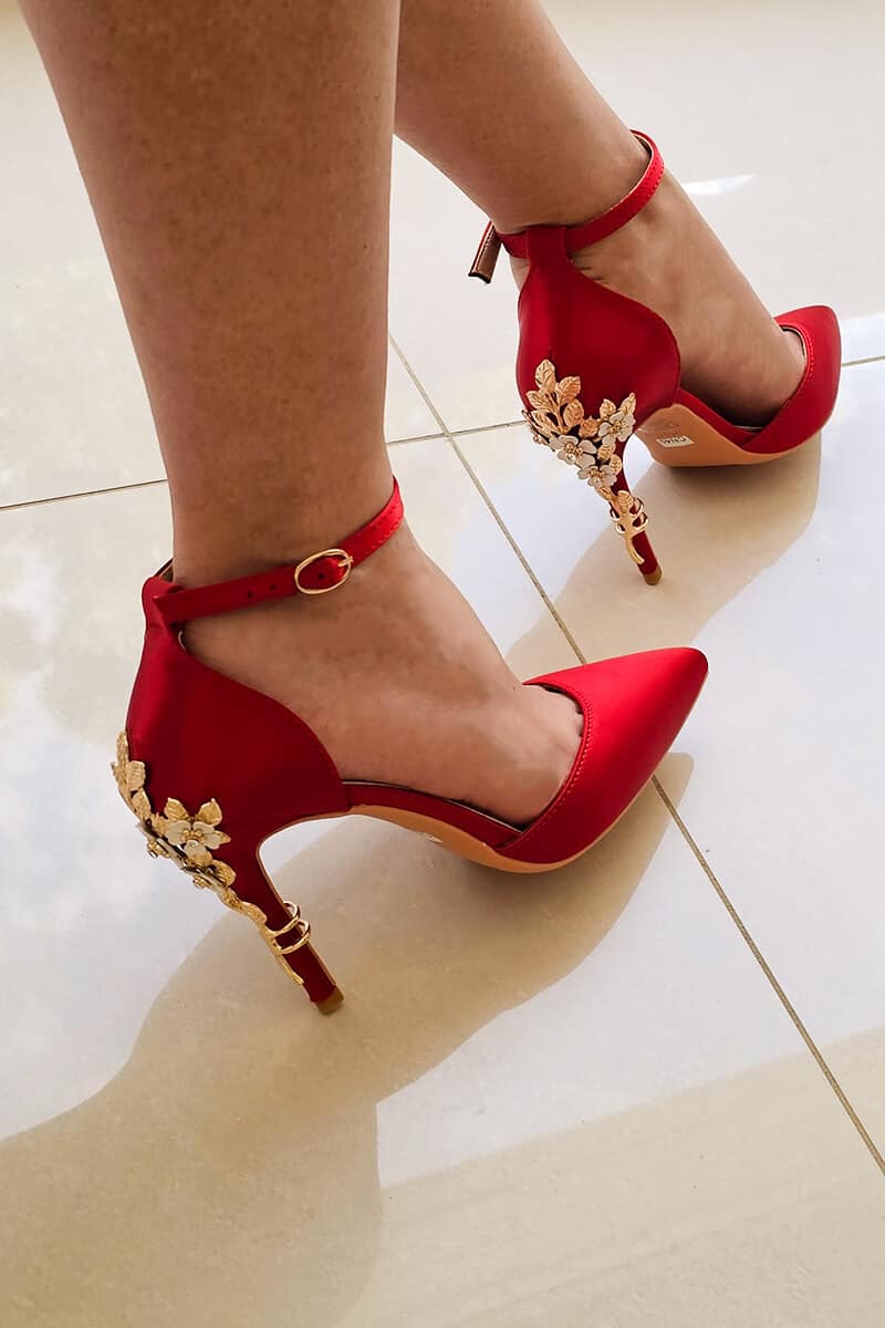 Stielettos sandalias elegantes con decoración de rosas en dorado Talles 35 al 40 - Imagen 4